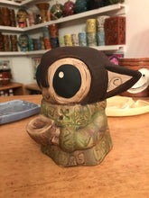 Cargar imagen en el visor de la galería, Taza Keiki Bob de Tiki Tony - para TikiLand Trading 17 onz.
