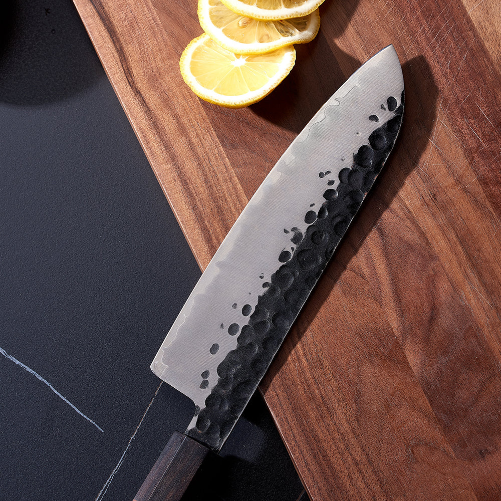 Cuchillo #7 Santoku, mango forjado, hoja de acero negro de alto carbono.