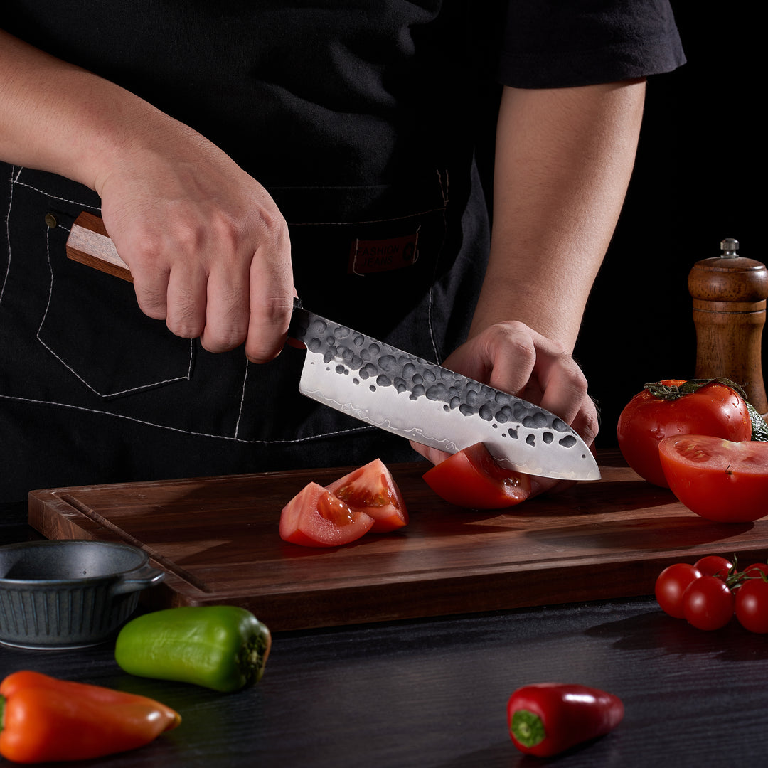 Cuchillo #7 Santoku, mango forjado, hoja de acero negro de alto carbono.