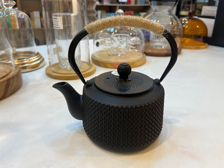 Tetera de Hierro fundido, con filtrante en acero inox. Capacidad 850 ml