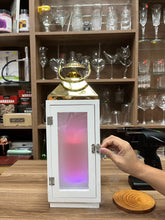 Cargar imagen en el visor de la galería, Farol de madera con láminas de vidrio – madera blanco vintage y parte superior de metal Gold, alto 30cm