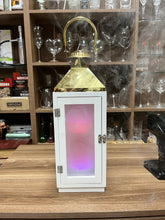 Cargar imagen en el visor de la galería, Farol de madera con láminas de vidrio – madera blanco vintage y parte superior de metal Gold, alto 30cm