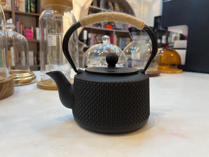 Tetera de Hierro fundido, con filtrante en acero inox. Capacidad 850 ml
