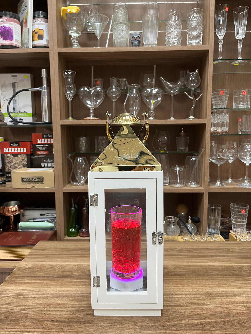 Farol de madera con láminas de vidrio – madera blanco vintage y parte superior de metal Gold, alto 30cm