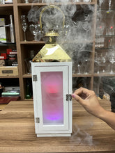 Cargar imagen en el visor de la galería, Farol de madera con láminas de vidrio – madera blanco vintage y parte superior de metal Gold, alto 30cm