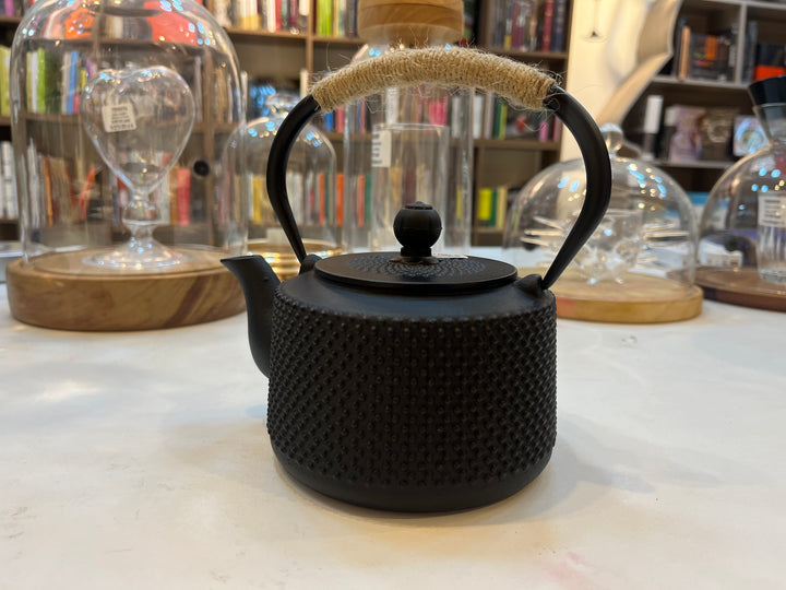 Tetera de Hierro fundido, con filtrante en acero inox. Capacidad 850 ml