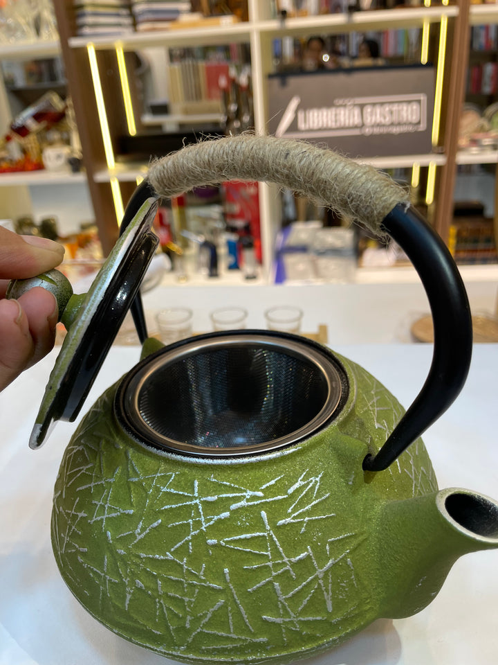 Tetera de Hierro fundido, con filtrante en acero inox. Capacidad 850 ml