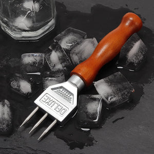 Pica hielo de acero inoxidable con mango de madera.